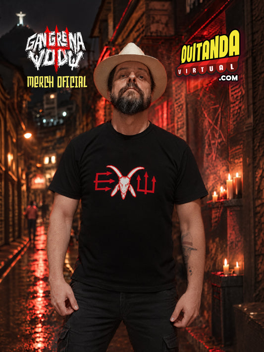 Modelo vestindo camiseta preta Exu em rua noturna, com chapéu e tatuagem no braço