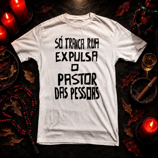 Camiseta Só Tranca-Rua com velas vermelhas e guias